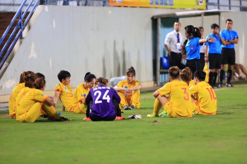 Trọng tài yêu cầu đội Phong Phú Hà Nam trở lại thi đấu, nhưng đáp lại chỉ là những ánh mắt đầy giận dỗi