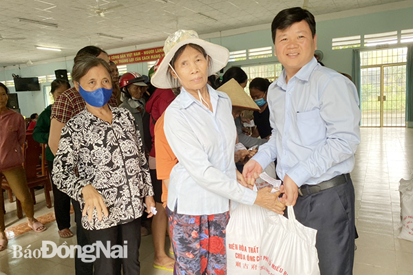 Phó chủ tịch Ủy ban MTTQ Việt Nam tỉnh Vũ Đình Trung trao tặng gạo cho người nghèo xã Hiếu Liêm, H.Vĩnh Cửu