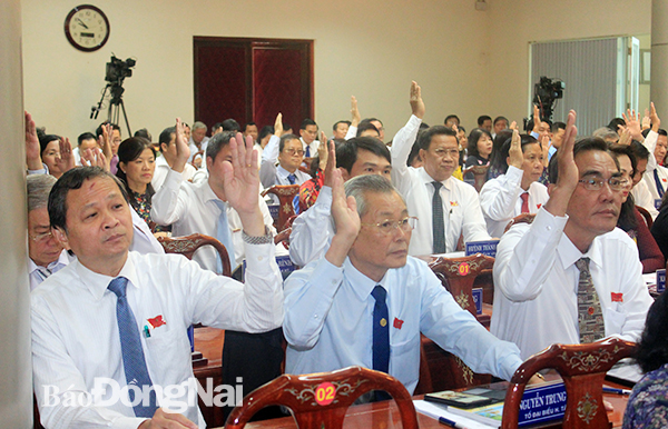Các đại biểu giơ tay biểu quyết một số nội dung tại kỳ họp