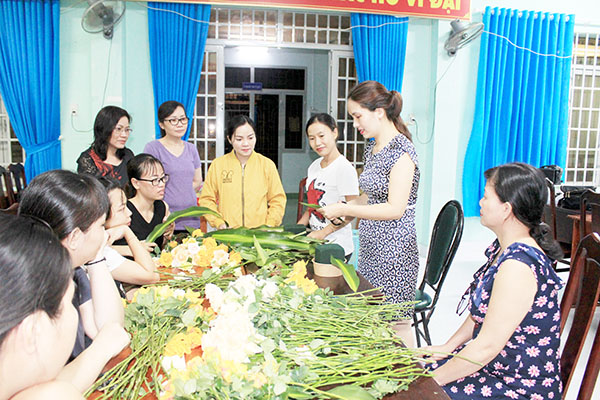 Cán bộ, hội viên phụ nữ P.Thống Nhất (TP.Biên Hòa) học cắm hoa tại hội trường UBND P.Thống Nhất. Ảnh: N.Sơn