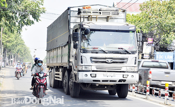 Xe tải lưu thông trên đường Nguyễn Ái Quốc đoạn qua P.Hố Nai, TP.Biên Hòa. Ảnh: T.Hải