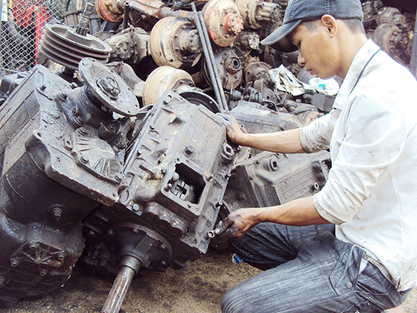 Những phụ tùng ô tô bị loại bỏ được các thợ sửa chữa rã thành những món đồ sử dụng được