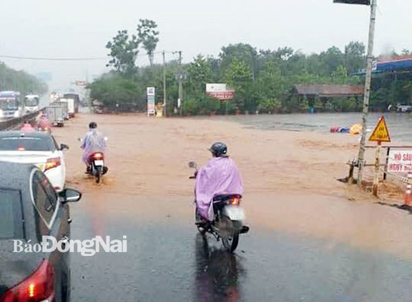 Ngập nước nghiêm trọng sau mưa lớn trên quốc lộ 1, đoạn qua khu vực đèo Mẹ Bồng Con (giáp giữa H.Thống Nhất và TP.Long Khánh) gây ách tắc giao thông. Ảnh: C.T.V