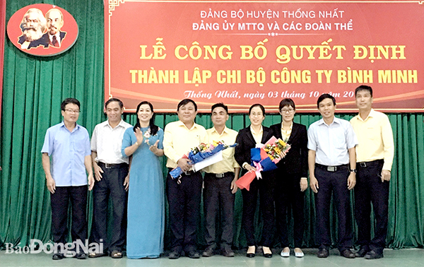 Lễ thành lập Chi bộ Công ty TNHH MTV Sản xuất thức ăn chăn nuôi Bình Minh (H.Thống Nhất). Ảnh: Thảo Lâm