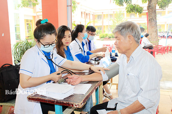 Hội viên CLB Thầy thuốc trẻ Bệnh viện Đa khoa Đồng Nai khám sức khỏe cho người cao tuổi tại H.Tân Phú. Ảnh: Nga Sơn
