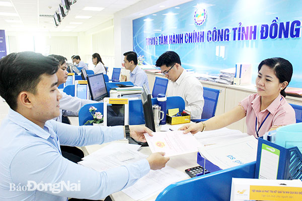 Công chức Trung tâm Hành chính công tỉnh trả hồ sơ cho người dân. Ảnh: Kim Liễu