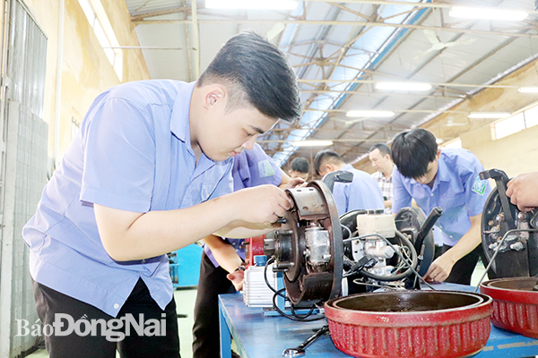 Sinh viên nghề Công nghệ ô tô Trường cao đẳng Nghề công nghệ cao Đồng Nai trong giờ thực hành