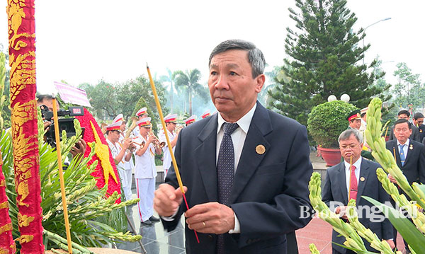 Đồng chí Hồ Thanh Sơn, Phó bí thư thường trực Tỉnh ủy dâng hương tưởng nhớ các anh hùng liệt sĩ