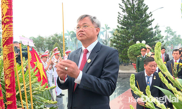 Đồng chí Cao Tiến Dũng, Phó bí thư Tỉnh ủy, Chủ tịch UBND tỉnh dâng hương tưởng nhớ các anh hùng liệt sĩ