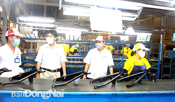 Đại diện Liên đoàn Lao động H.Trảng Bom xuống xưởng nắm bắt tình hình việc làm công nhân tại Công ty CP Công nghiệp chính xác Việt Nam. Ảnh: L.Mai