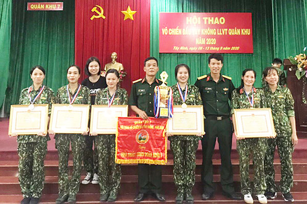 Đội tuyển nữ lực lượng vũ trang tỉnh đoạt giải nhất đồng đội nữ tại hội thao võ chiến đấu tay không Quân khu 7
