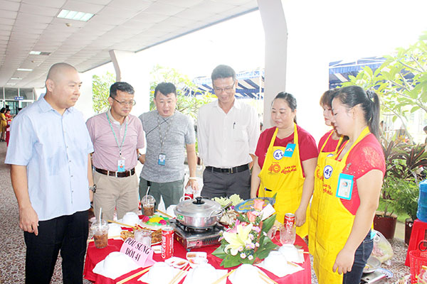 Đại diện lãnh đạo Công ty TNHH Pousung Việt Nam tham gia hội thi nấu ăn cùng công nhân lao động