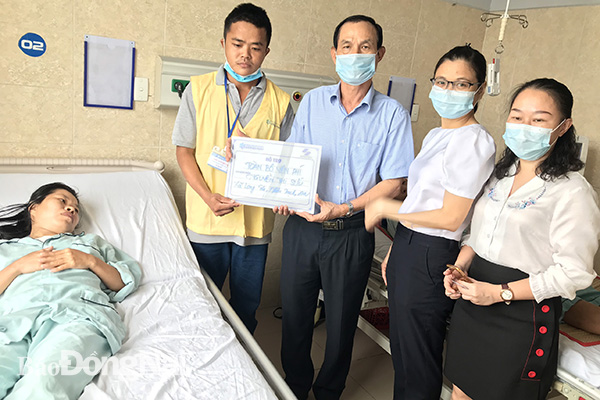 Đại diện Tổng Công ty Sonadezi và Bệnh viện Đa khoa Đồng Nai tặng bảng tượng trưng toàn bộ số tiền viện phí cho người nhà bệnh nhân S.