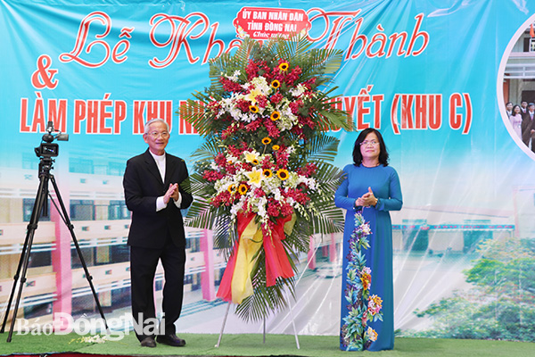 Phó Chủ tịch UBND tỉnh Nguyễn Hòa Hiệp tặng lẵng hoa chúc mừng khai giảng năm học mới