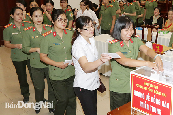 Phụ nữ Công an tỉnh quyên góp ủng hộ đồng bào miền Trung