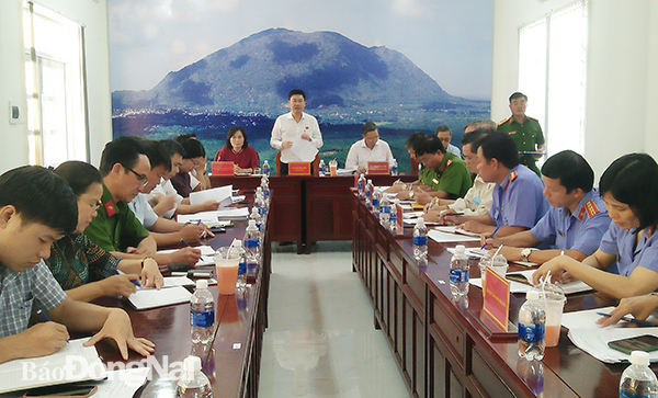Tổ trưởng tổ giám sát đơn vị H.Xuân Lộc, Bí thư Huyện ủy Viên Hồng Tiến phát biểu tại buổi kiểm tra
