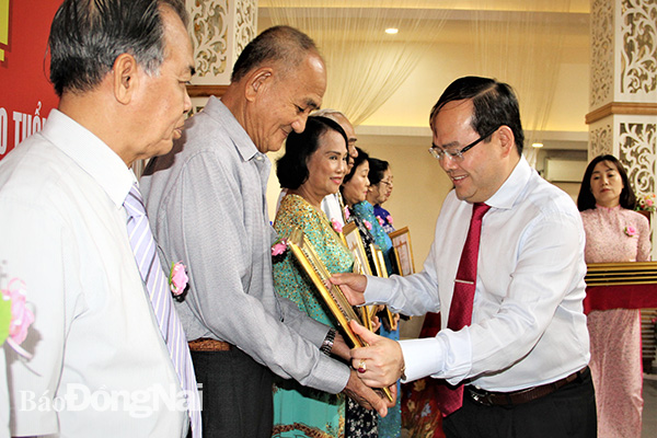 Phó bí thư Tỉnh ủy Quản Minh Cường trao tặng bằng khen của UBND tỉnh cho NCT có thành tích xuất sắc trong thực hiện phong trào thi đua “Tuổi cao – gương sáng” giai đoạn 2015-2020.