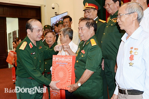 Thiếu tướng Trần Quốc Dũng tặng quà cho đại biểu người có công tỉnh Đồng Nai