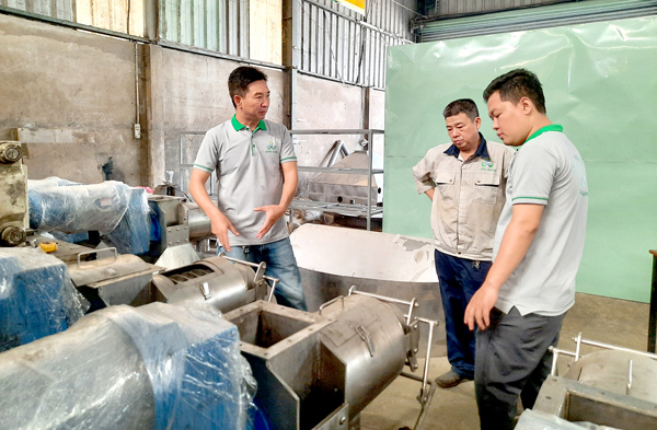 Ông Mai Thành Long (bìa trái) trao đổi với kỹ thuật viên trước khi chuyển giao hệ thống xử lý chất thải cho Tập đoàn Masan