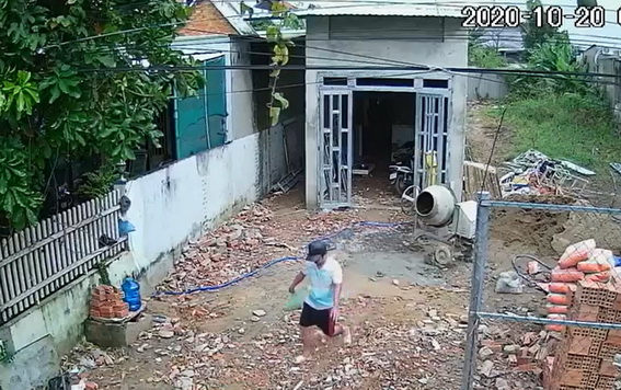 Hình ảnh Nguyễn Thanh Sang lấy trộm điện thoại được camera an ninh ghi lại (Ảnh cắt từ camera an ninh)