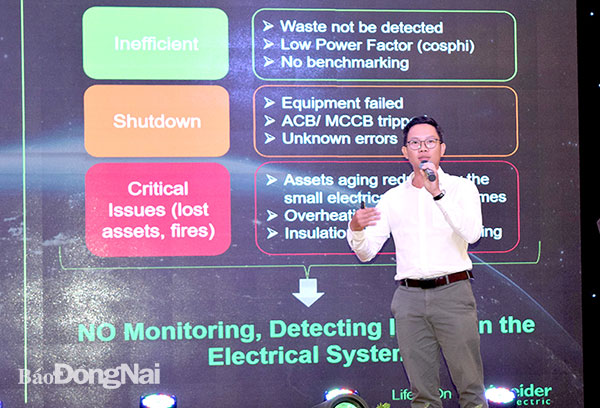 Đại diện Công ty TNHH Schneider Electric Việt Nam (TP.HCM) trình bày giải pháp sử dụng hệ thống EcoStruxure Power. Ảnh: H.Yến