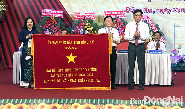  Phó chủ tịch UBND tỉnhTrần Văn Vĩnh tặng bức trướng của UBND tỉnh cho lãnh đạo Liên minh HTX tỉnh