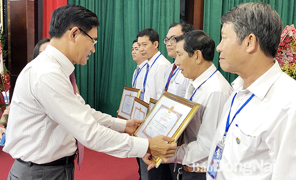 Phó chủ tịch UBND tỉnh Trần Văn Vĩnh tặng bằng khen của UBND tỉnh cho các tập thể, cá nhân có thành tích xuất sắc trong phát triển kinh tế tập thể trong nhiệm kỳ qua