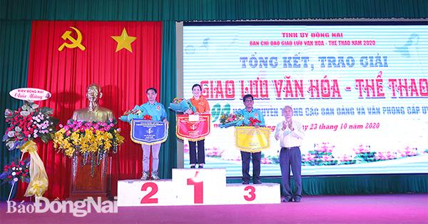 Ủy viên Trung ương Đảng, Bí thư Tỉnh ủy, Chủ tịch HĐND tỉnh Nguyễn Phú Cường trao cờ cho 3 đơn vị dẫn đầu toàn đoàn