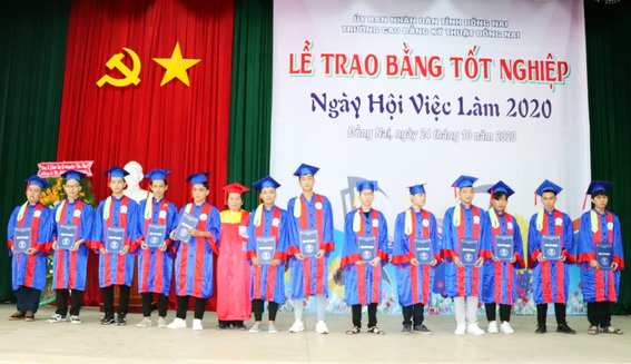 Ths. Huỳnh Lê Tuấn Dũng, Hiệu trưởng nhà trường trao bằng tốt nghiệp cho các học sinh, sinh viên