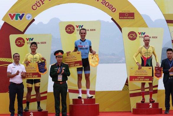 Tay đua Loic Desriac (Bike Life Đồng Nai) nhận thưởng thắng chặng 2