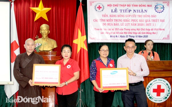 Hội Chữ thập đỏ tỉnh tiếp nhận bảng biểu trưng tiền, hàng của các cá nhân, đơn vị ủng hộ đồng bào các tỉnh miền Trung bị ảnh hưởng bởi lũ lụt. Ảnh: V.Truyên