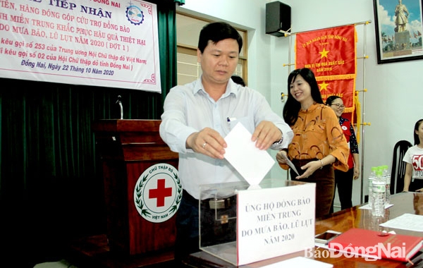 Cán bộ, công chức, viên chức, người lao động trong tỉnh tham gia quyên góp ủng hộ đồng bào các tỉnh miền Trung bị ảnh hưởng bởi lũ lụt do Hội Chữ thập đỏ tỉnh phát động