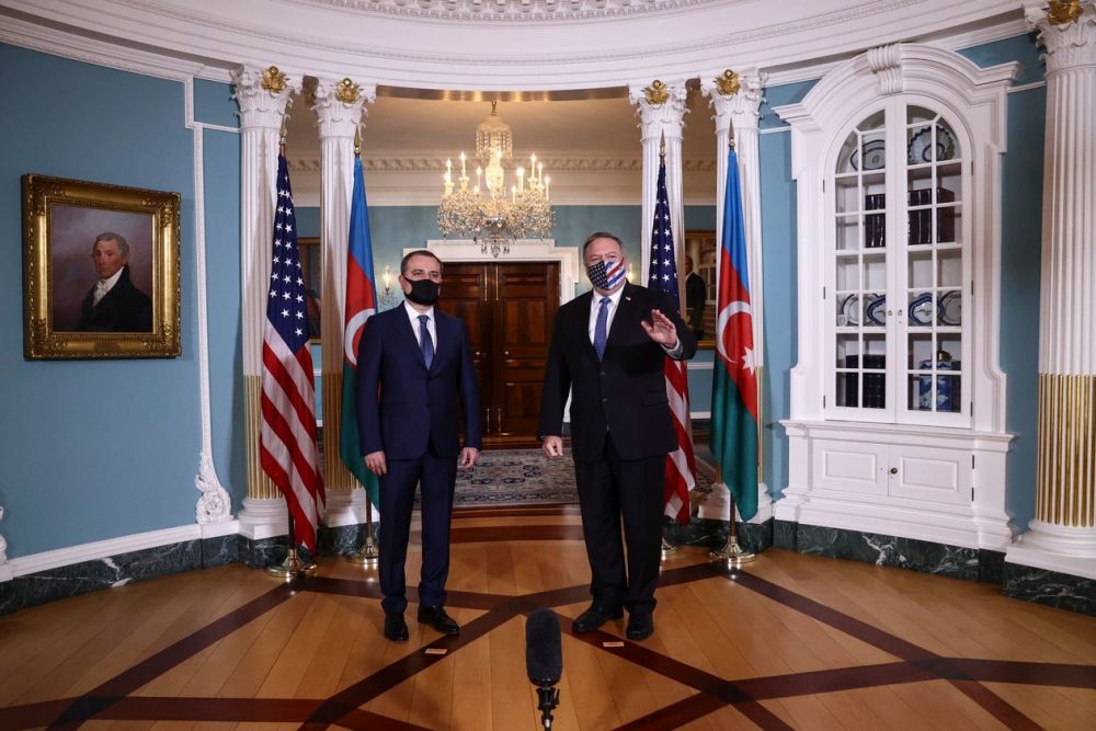 Ngoại trưởng Azerbaijan (trái) và Ngoại trưởng Mỹ trong một cuộc gặp ở Washington hôm 23/10. Ngoại trưởng hai nước Armenia-Azerbaijan đã có cuộc gặp riêng rẽ với ông Pompeo để thảo luận về tình hình Nagorno-Karabakh. Nguồn: AP