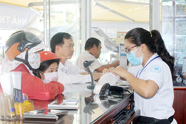 Người dân mua thuốc tại một nhà thuốc trên địa bàn TP.Biên Hòa