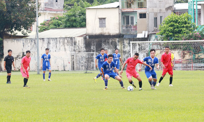 Trận khai mạc giữa Scavi (P.An Bình, áo xanh) và Phú Tảo (P.Hố Nai) ở bảng A