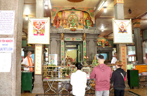 Tín đồ Hindu giáo đang cầu nguyện tại đền Mariamman
