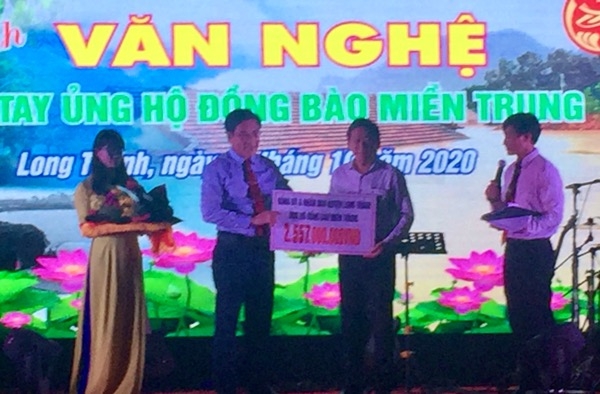 Bí thư Huyện ủy Long Thành trao bảng tượng trưng số tiền cho chủ tịch Ủy ban MTTQ Việt Nam tỉnh 