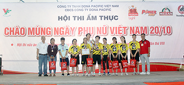 Đại diện Công đoàn và lãnh đạo Công ty TNHH Dona Pacific Việt Nam trao giải cho công nhân tham gia giải bóng đá nữ năm 2020