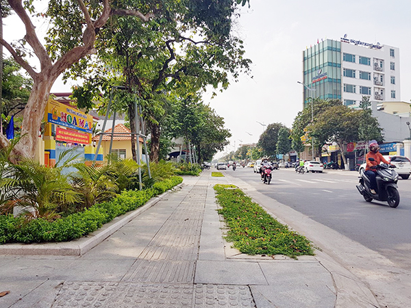 Đường Hà Huy Giáp (P.Quyết Thắng) là tuyến đường kiểu mẫu đầu tiên của TP.Biên Hòa có vỉa hè thông thoáng, đựợc trồng cây xanh, thảm cỏ... Ảnh: K.Liễu