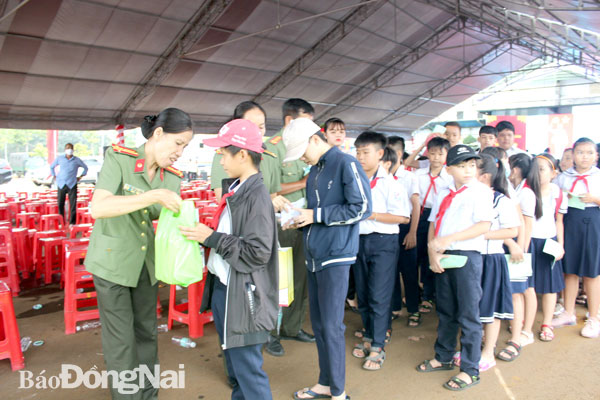 Công an tỉnh ra quân làm công tác Dân vận, tặng quà cho học sinh nghèo tại H.Thống Nhất vào tháng 10-2020. Ảnh: Danh Trường