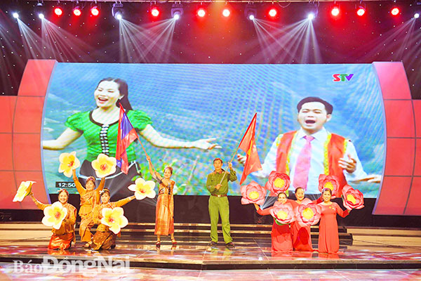 Tiết mục biểu diễn của Hội Hữu nghị Việt Nam - Lào
