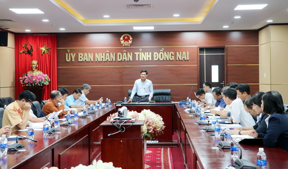 Phó chủ tịch UBND tỉnh Trần Văn Vĩnh phát biểu tại buổi làm việc