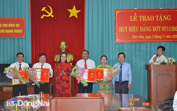 Bí thư Đảng ủy Khối doanh nghiệp tỉnh Lê Thị Ngọc Loan, trao Huy hiệu Đảng cho các đảng viên