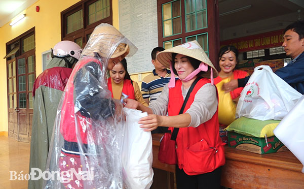 Đoàn Hội Chữ thập đỏ tỉnh Đồng Nai tặng quà cho người dân xã Tân Ninh, H.Quảng Ninh, tỉnh Quảng Bình