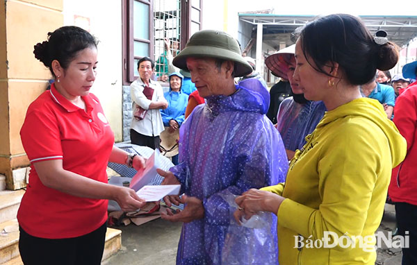 Chairwoman of Dong Nai Red Cross Association presents gifts to people in Van Ninh commune