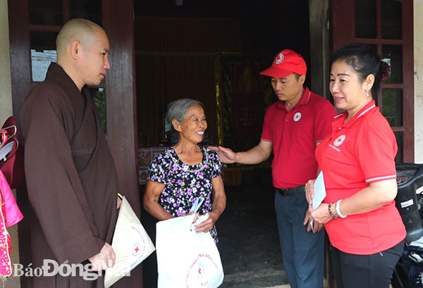 Delegation pays homage and presents flood aid to a family at Duy Ninh commune.