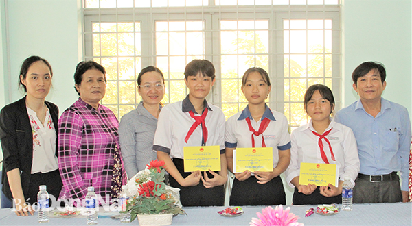 Các em học sinh nhận học bổng Qũy Bảo trợ trẻ em Việt Nam năm 2020, diễn ra ngày 5-11, do Qũy Bảo trợ trẻ em tỉnh thực hiện trao tặng. 