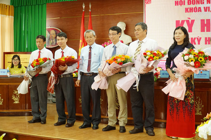 Lãnh đạo UBND huyện Tân Phú nhiệm kỳ 2016-2021 ra mắt tại kỳ họp