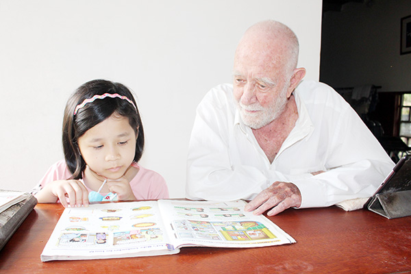Ông Ian Venn dạy ngoại ngữ tại nhà cho một học sinh ở H.Trảng Bom