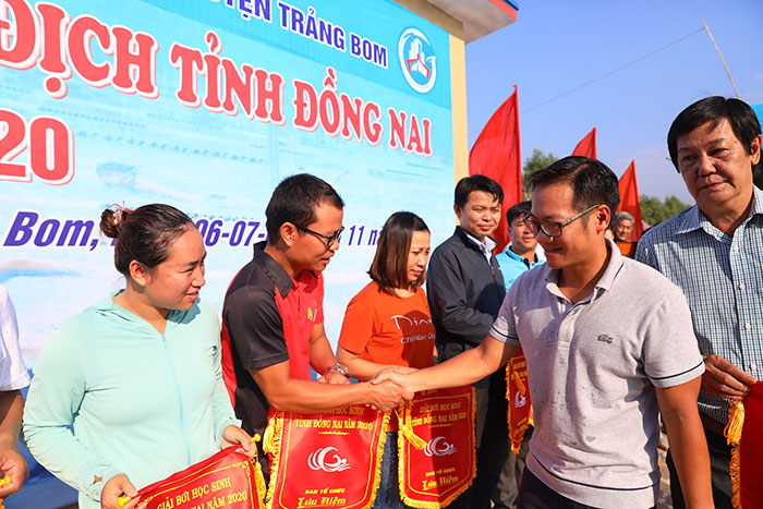 Phó giám đốc Sở VH-TTDL Nguyễn Xuân Thanh bắt tay động viên các đoàn tham dự giải